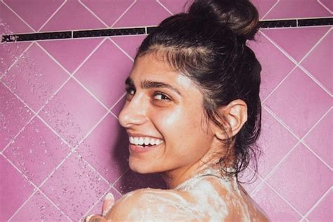 mia khalifa shower